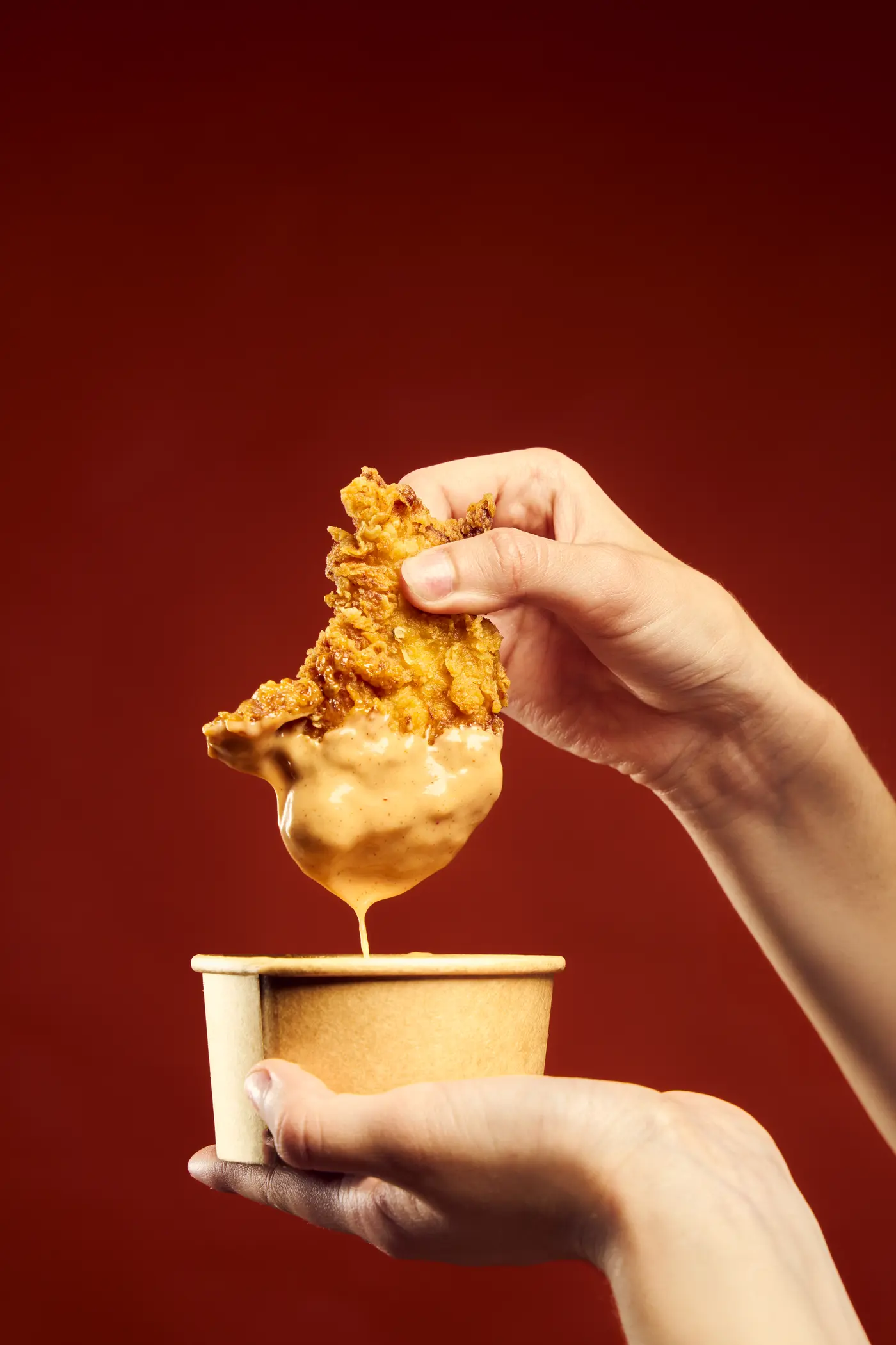 Tender O’KRUNCHY plongé dans une sauce crémeuse, shooting officiel STUDIO6355