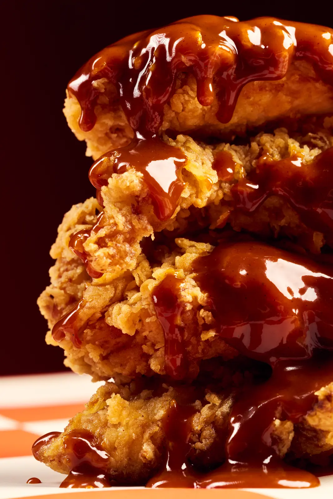 Gros plan sur le poulet et la sauce O’KRUNCHY