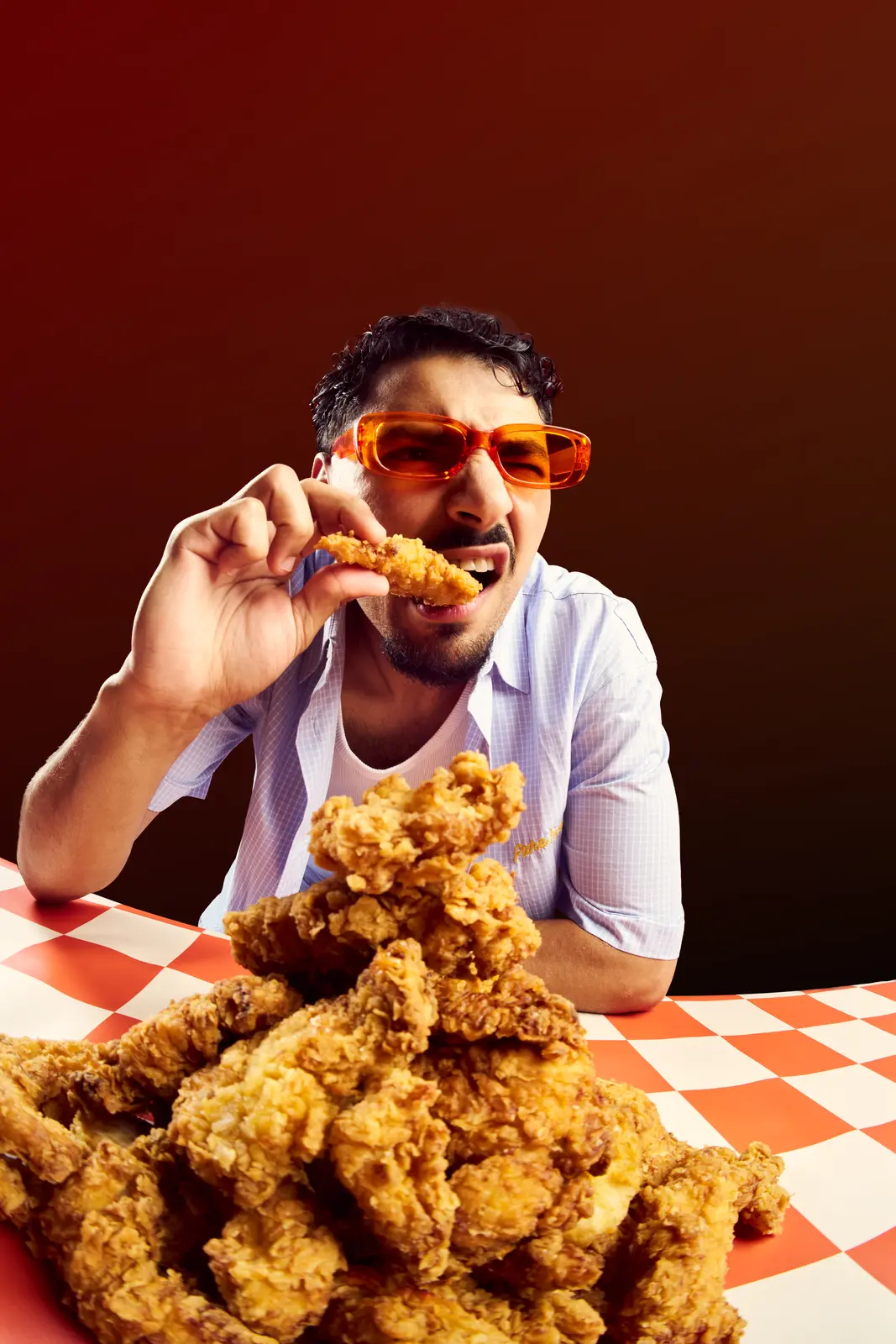 Dégustation d’un tender O’KRUNCHY lors du shooting officiel